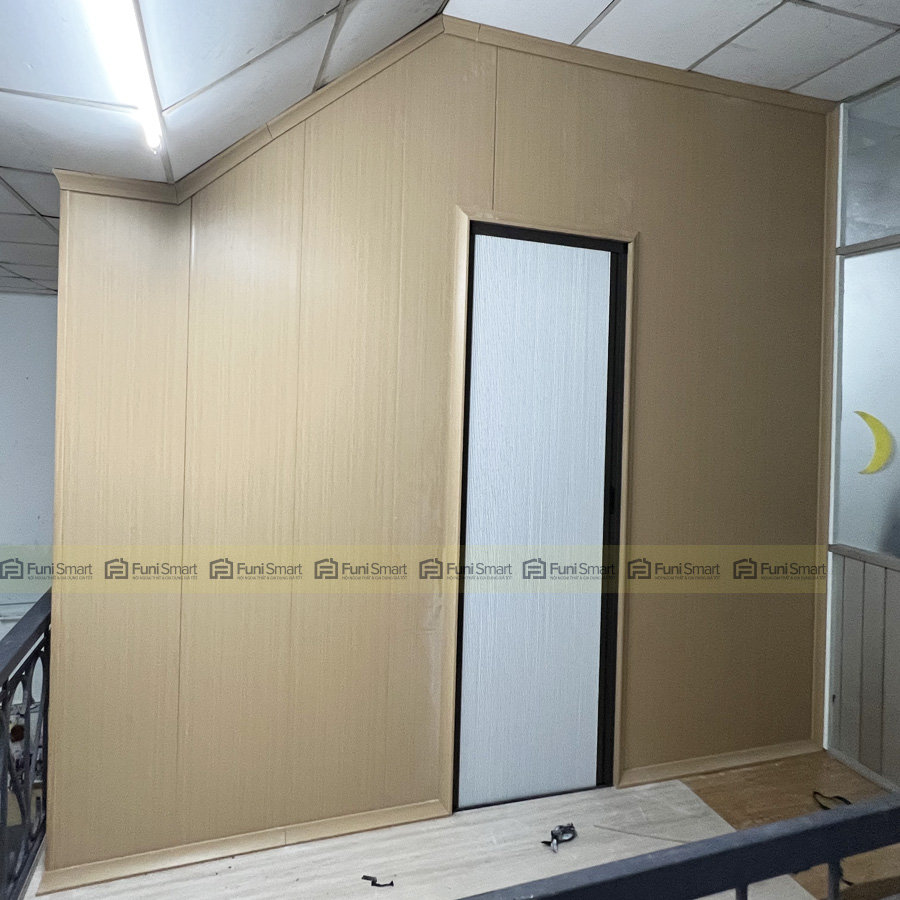 Vách ngăn phòng nhựa Nano kết hợp cửa xếp tổ ong màu rèm trắng